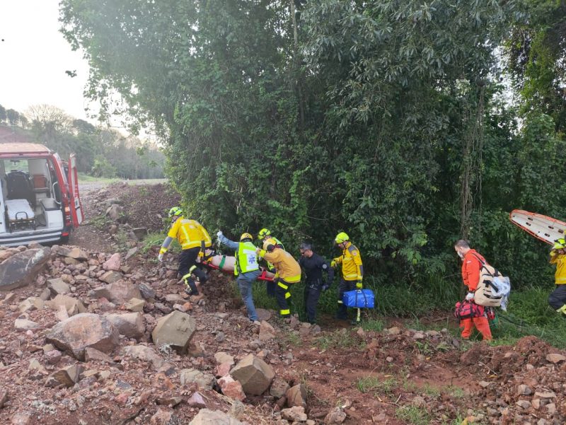 Vagner foi resgatado com vida e levado ao hospital. – Foto: Alexandre Madoglio/NDTV/Chapec&oacute;