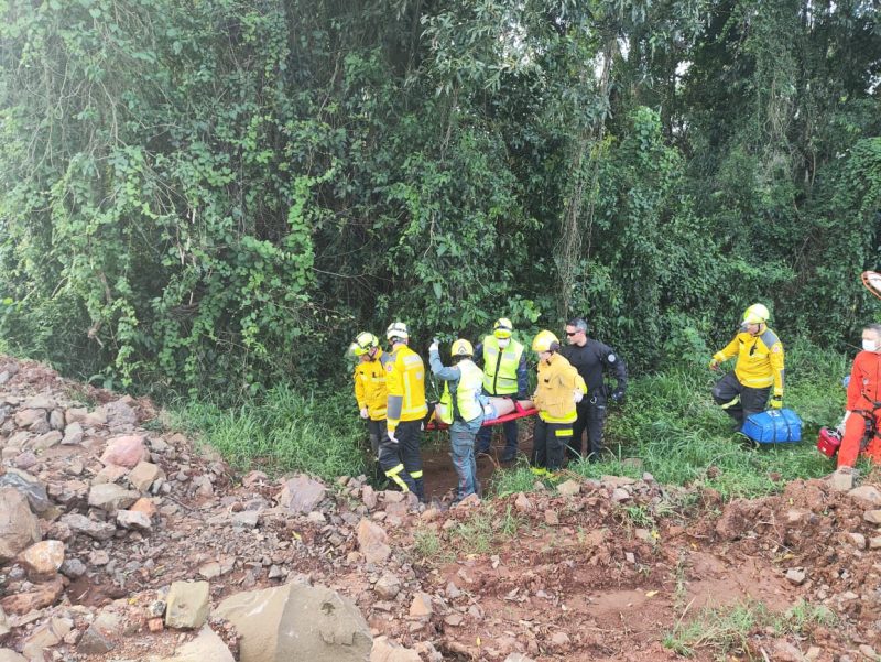 Vagner foi resgatado com vida e levado ao hospital. – Foto: Alexandre Madoglio/NDTV/Chapec&oacute;