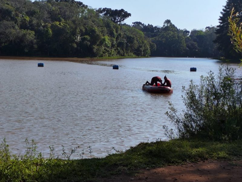 Tio e sobrinho se afogaram na barragem do Lajeado S&atilde;o Jos&eacute;, em Chapec&oacute;. – Foto: Alexandre Madoglio/NDTV Chapec&oacute;