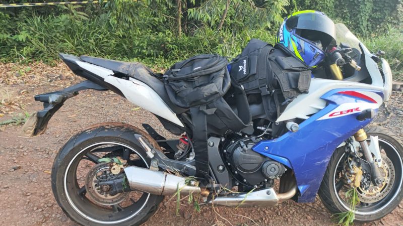 A moto foi encontrada em uma ribanceira &agrave;s margens da BR-282. – Foto: Alexandre Madoglio/NDTV/Chapec&oacute;