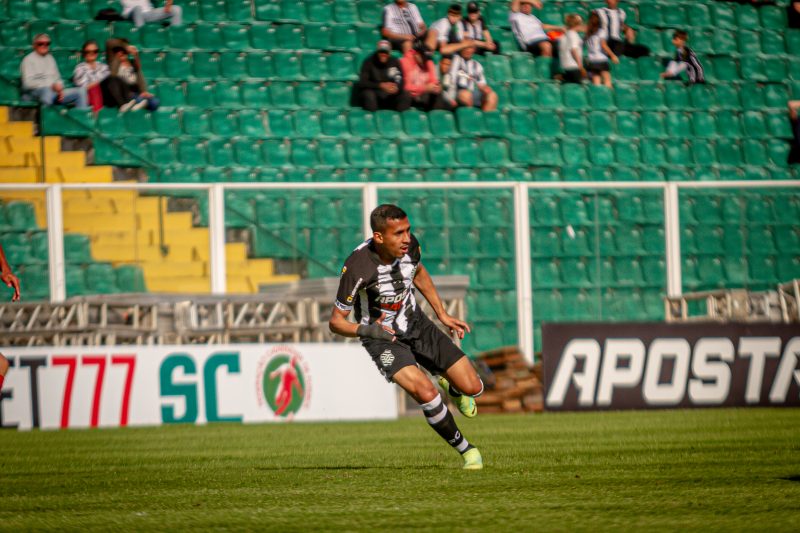 Andrew chegou a ser improvisado no setor em algumas partidas – Foto: Patrick Floriani/FFC/ND