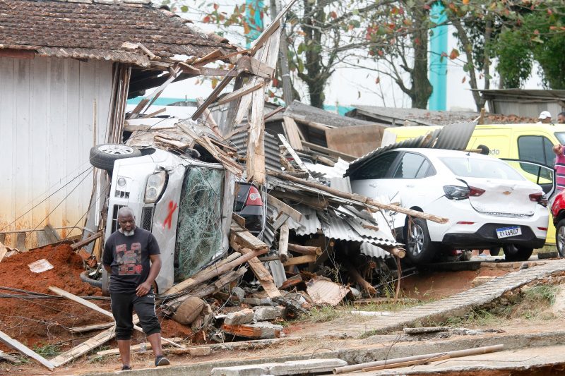 Ao todo 87 ve&iacute;culos foram danificados – Foto: Leo Munhoz/ND