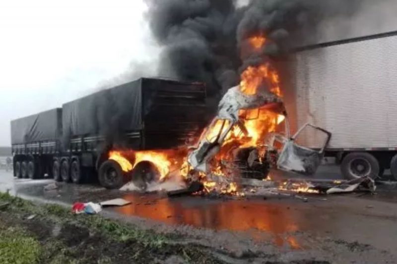 Um dos veículos chegou a pegar fogo – Foto: Divulgação/RIC Mais