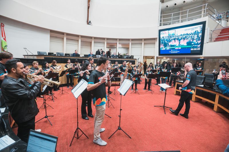 Banda formada pelo Plano Foral se apresentou durante sess&atilde;o na Alesc – Foto: Prefeitura de Itapo&aacute;/Divulga&ccedil;&atilde;o/ND