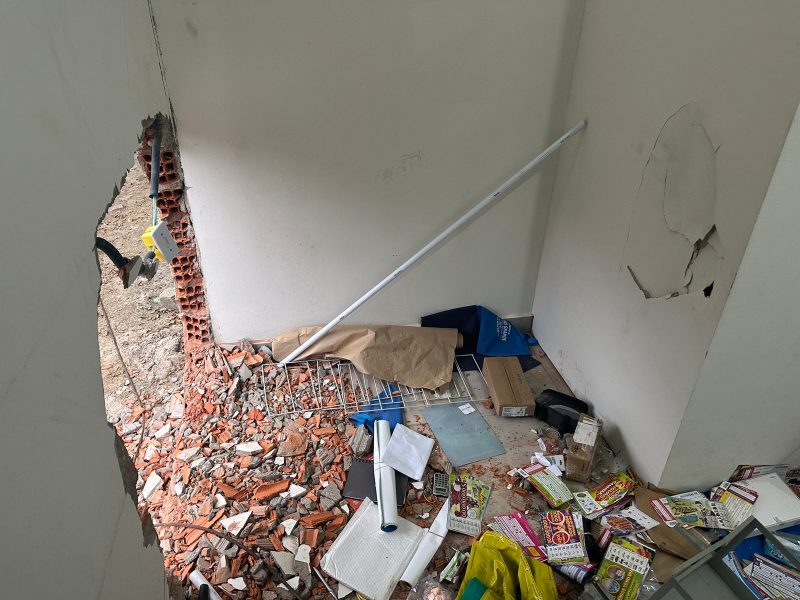 Parede dos fundos do estabelecimento foi quebrada e cofre furtado – Foto: Divulga&ccedil;&atilde;o/ND