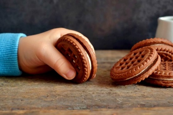 A perícia concluiu que o plástico foi misturado à massa durante o processo de fabricação dos biscoitos