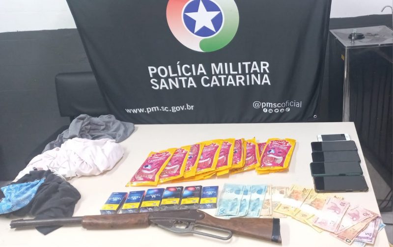 Itens foram recuperados pela PM – Foto: Divulga&ccedil;&atilde;o/ Pol&iacute;cia Militar/ND