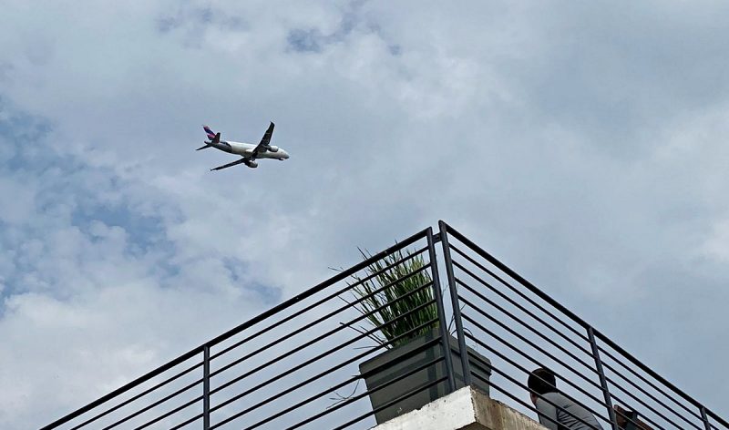 Imagem mostra momento que aeronave da Latam tenta pousar em Chapec&oacute; &mdash; Foto: Rafael Orso/Divulga&ccedil;&atilde;o/ND