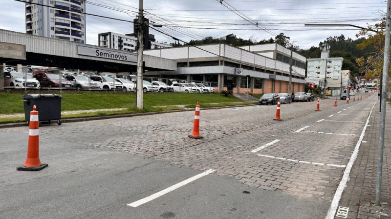 Montagem de estruturas causa nova alteração no trânsito em Blumenau 