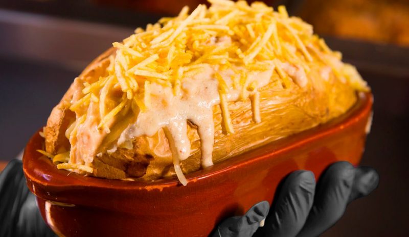 O campe&atilde;o de vendas da Oktoberfest Blumenau pode ser encontrado em diferentes restaurantes, como no Alem&atilde;o Batata – Foto: Daniel Zimmermann