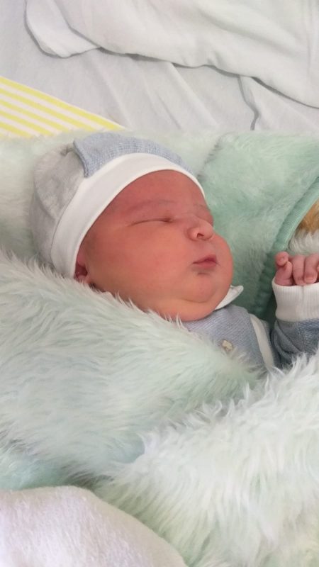 Com 5.172 kg e 53 cm, o bebê surpreendeu os pais