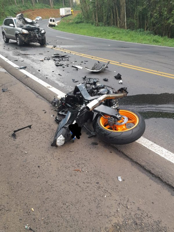 O acidente foi na tarde de s&aacute;bado (23), na BR-282. – Foto: Corpo de Bombeiros Militar/Reprodu&ccedil;&atilde;o/ND