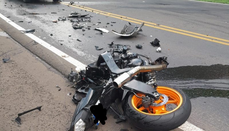 Um motociclista ficou gravemente ferido após uma violenta colisão em Vargem Bonita. 
