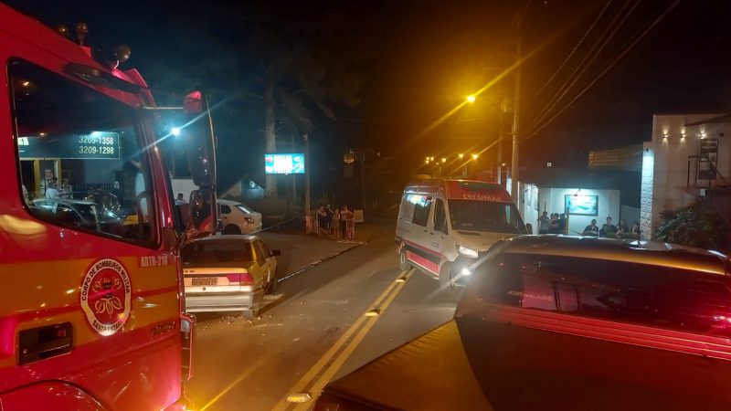 O motociclista foi encontrado morto embaixo de uma caminhonete em Blumenau.