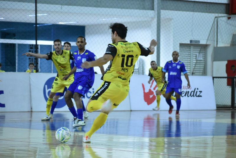 Com hat-trick de Bruninho, Jaraguá Futsal goleia o Brasília na penúltima rodada da Liga Nacional
