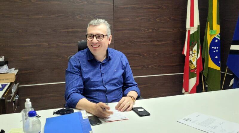 Prefeitura de Tubar&atilde;o/Divulga&ccedil;&atilde;o/ND – Foto: Vice-prefeito de Tubar&atilde;o, Caio Tokarski, deixa a pris&atilde;o