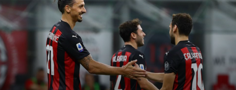 Calhanoglu comemora com Ibra um gol pelo Milan – Foto: Divulga&ccedil;&atilde;o Milan