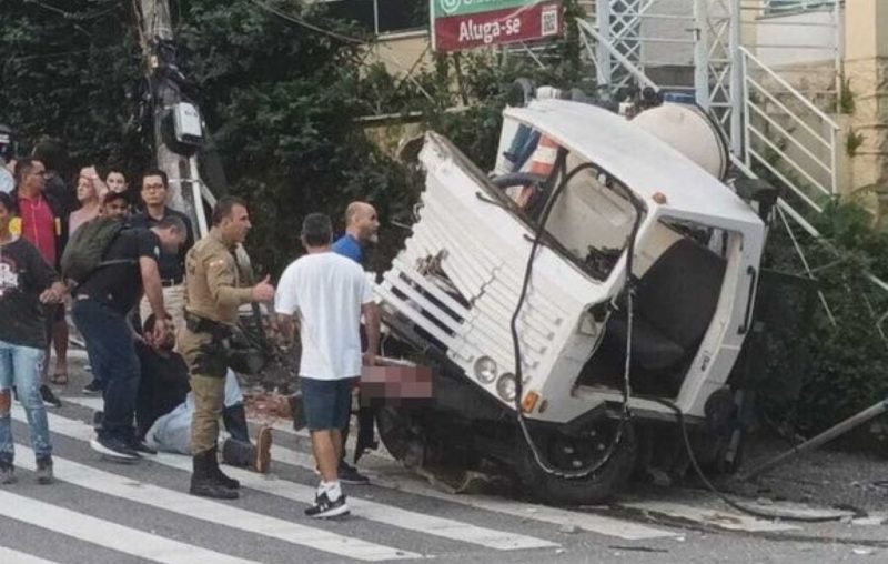  Caminhão pipa bate em muro no Centro de Florianópolis