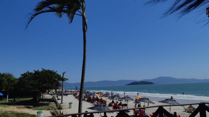 Em Canasvieiras, no Norte da Ilha, a atmosfera j&aacute; era uma pr&eacute;via do que est&aacute; por vir no ver&atilde;o – Foto: Valeska Loureiro/ND