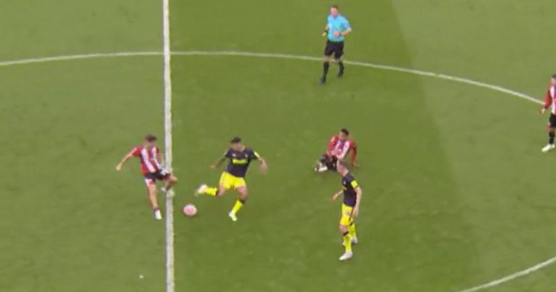 Volante da Seleção Brasileira dá caneta de costas