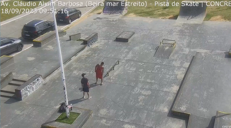 Dupla inova com brincadeira excêntrica em Florianópolis; veja vídeo