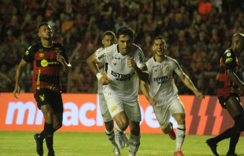 Crici&uacute;ma encarou o Sport, na Ilha do Retiro, e buscou empate em 3 a 3 – Foto: Celso da Luz/Crici&uacute;ma EC/Divulga&ccedil;&atilde;o/ND