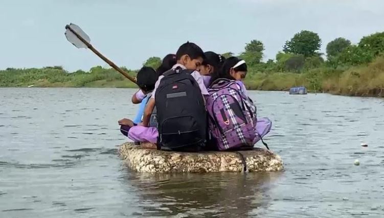 Children cross the river with snakes to get to school 