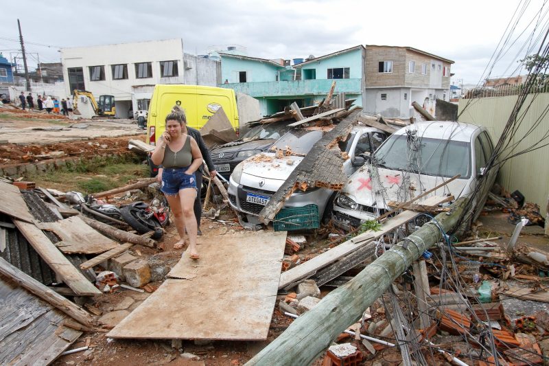 Carros foram arrastados e destru&iacute;dos ap&oacute;s acidente no reservat&oacute;rio – Foto: Leo Munhoz/ND