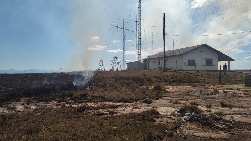 Proximidade de incêndio à casa no local preocupou os bombeiros - Foto: CBMSC/Reprodução/ND