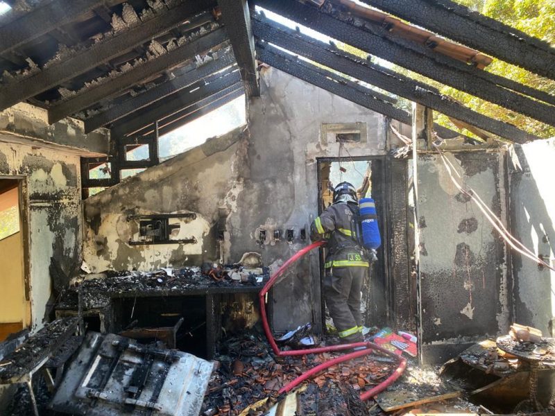 Casa &eacute; parcialmente engolida em inc&ecirc;ndio na praia do Forte, em Florian&oacute;polis – Foto: CBMSC/Divulga&ccedil;&atilde;o/ND