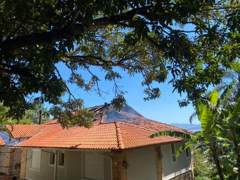 Inc&ecirc;ndio que atingiu casa iniciou no mezanino – Foto: CBMSC/Divulga&ccedil;&atilde;o/ND