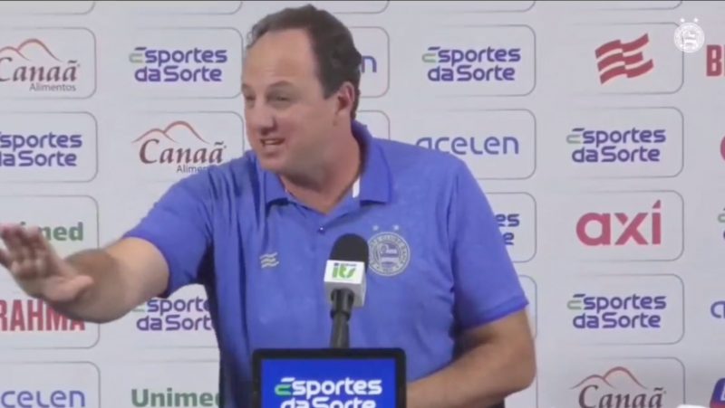 Ceni brinca com repórter durante coletiva