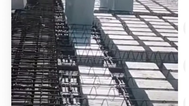 Pedreiro mostra grande extensão de laje feita com placas de isopor