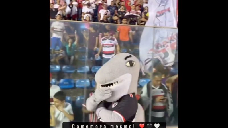 Tubar&atilde;o pensativo: mascote do Ferrovi&aacute;rio (CE) pensativo sobre a vaga: ficha n&atilde;o caiu – Foto: Reprodu&ccedil;&atilde;o