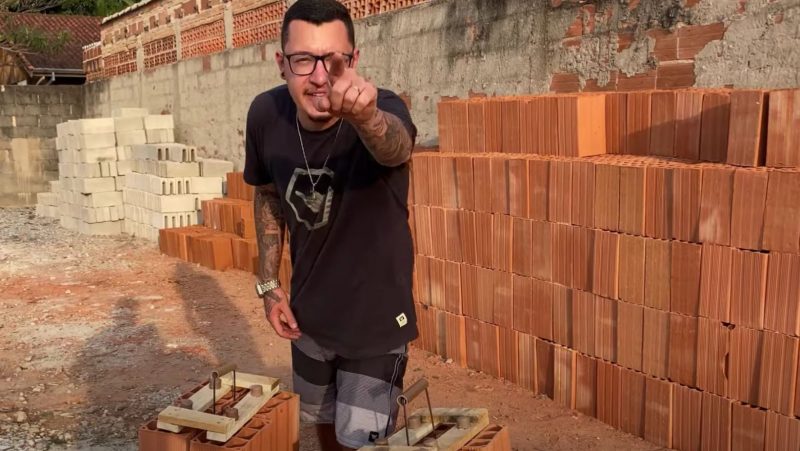 Pedreiro faz pose no estilo Gil Gomes para mostrar sua invenção