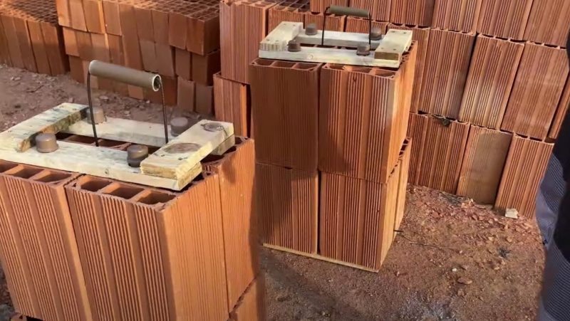 Pedreiro garante que malas de tijolos vão fazer mestres de obras pirar