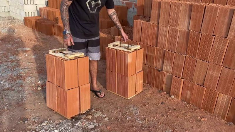 Pedreiro mostra invenção para carregar tijolos