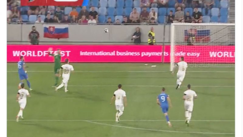 Gol relâmpago com direito a chapeuzinho em goleiro