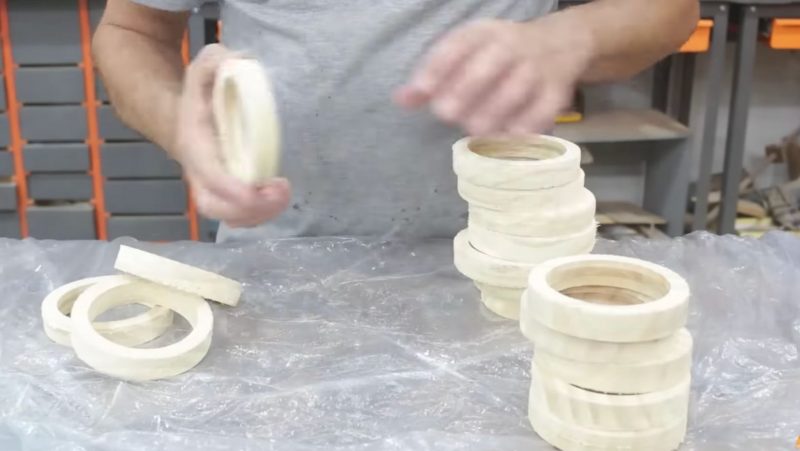 Marceneiro monta a caneca aos poucos, peça por peça