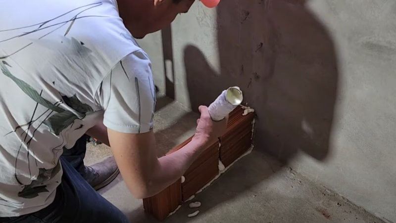 Pedreiro usa material diferente para fazer o trabalho – Foto: Reprodu&ccedil;&atilde;o