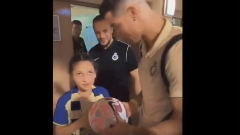 Craque portugu&ecirc;s autografa bola da pequena f&atilde; – Foto: Reprodu&ccedil;&atilde;o