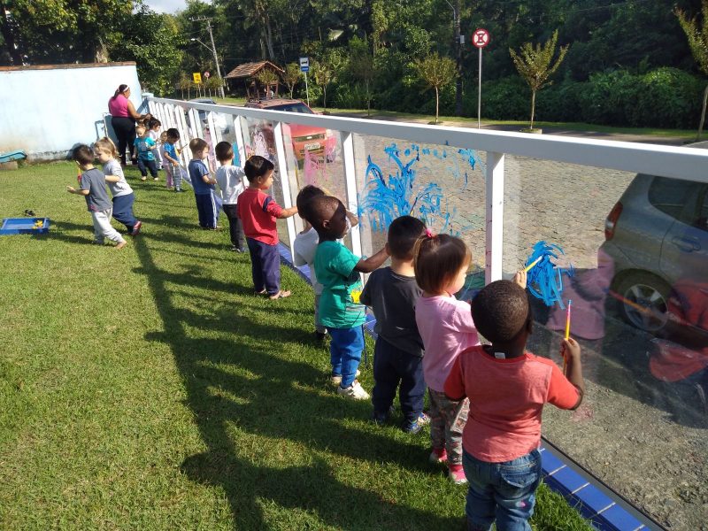 Crianças pintam vidraças para proteger pássaros em Blumenau