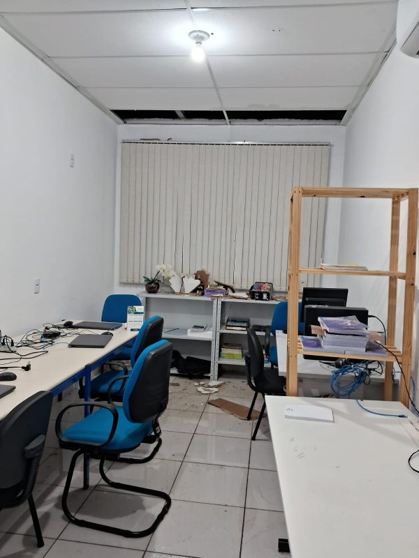 A estrutura do CEI João Gervaz Neto, localizado no bairro Água Verde, foi totalmente danificada por conta da chuva forte desta madrugada