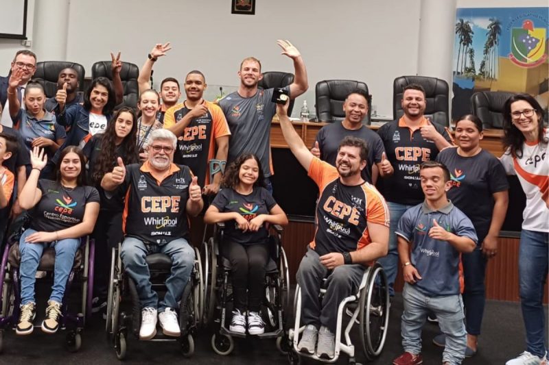 Atletas e dirigentes do Cepe estiveram presentes na homenagem