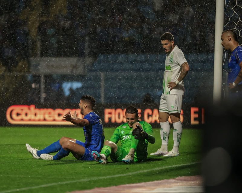 Rafael Gava reclama de pênalti em jogo do Avaí