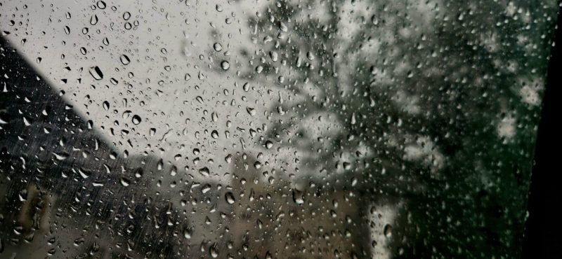 Pingos de chuva refletidos na janela; volume de chuva constante está previsto para o Sul de SC