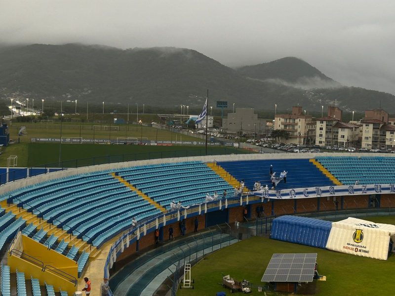 Mau tempo em Florian&oacute;polis nesta segunda-feira afasta torcedores do Ava&iacute; – Foto: Ian Sell/ND