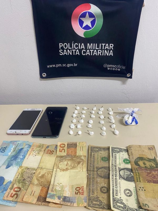 In addition to drugs and real money, there were $2 and 5 Argentine pesos on the driver's license - Photo: Military Police/Reproduction/ND
