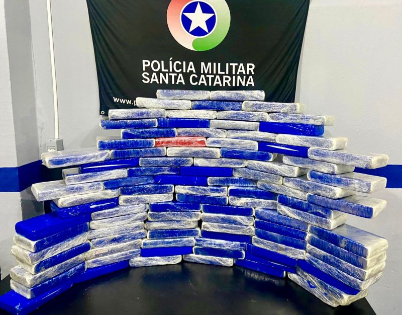 Carro deixado em pátio escondia carga milionária de cocaína