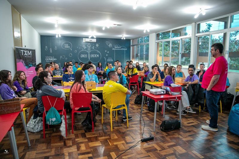 Galera do Cocreation Lab em mais uma capacita&ccedil;&atilde;o com o professor de design, e CEO da TXM Methods Luiz Salom&atilde;o Ribas Gomez – Foto: Divulga&ccedil;&atilde;o/ND